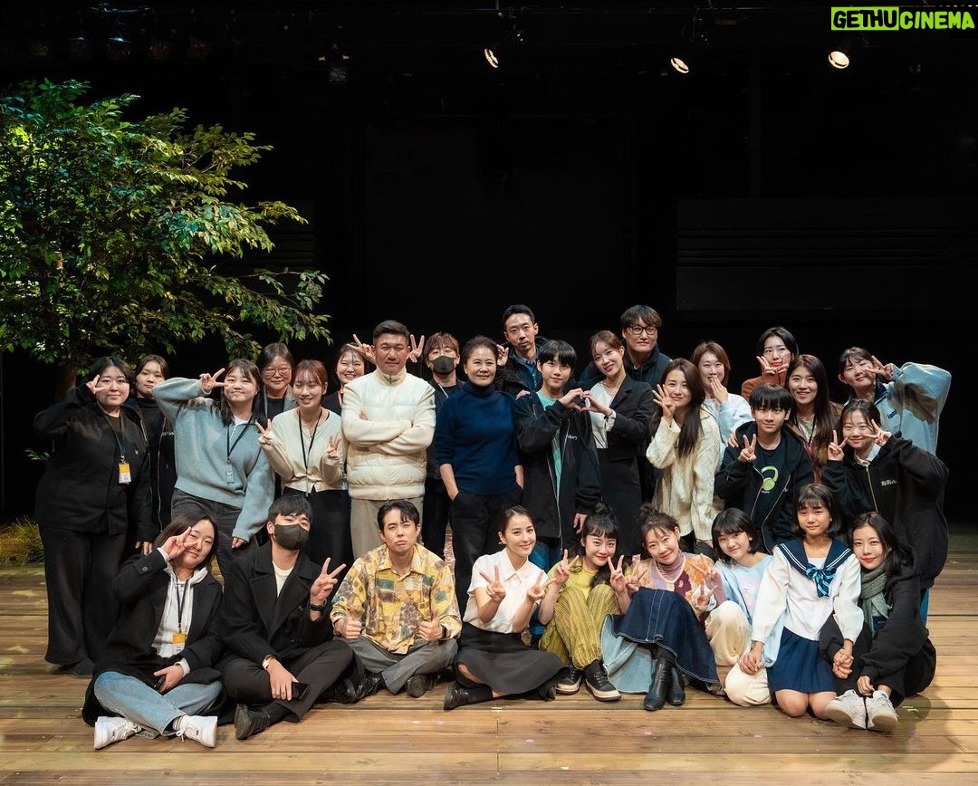 Han Hye-jin Instagram - 바닷마을에 찾아와 주신 모든 관객분들께 진심으로 감사드립니다. 여러분들의 넘치는 응원과 사랑에 첫 연극을 잘 마칠 수 있었어요. 아름답고 따뜻한 바닷마을 사람들과의 여정은 그저 행복하기만 했습니다. 바닷 가 어느 마을에서 동생들과 씩씩하게 살아 갈 ‘사치’를 잘 떠나보내고 또 좋은 작품으로 인사 드릴게요. 따뜻한 연말 보내시고 한 해 잘 마무리 하시길 바래요. ^^ “아름다운 걸 아름답다고 할 수 있어서 기뻐..“ #바닷마을다이어리 #연극바닷마을다이어리