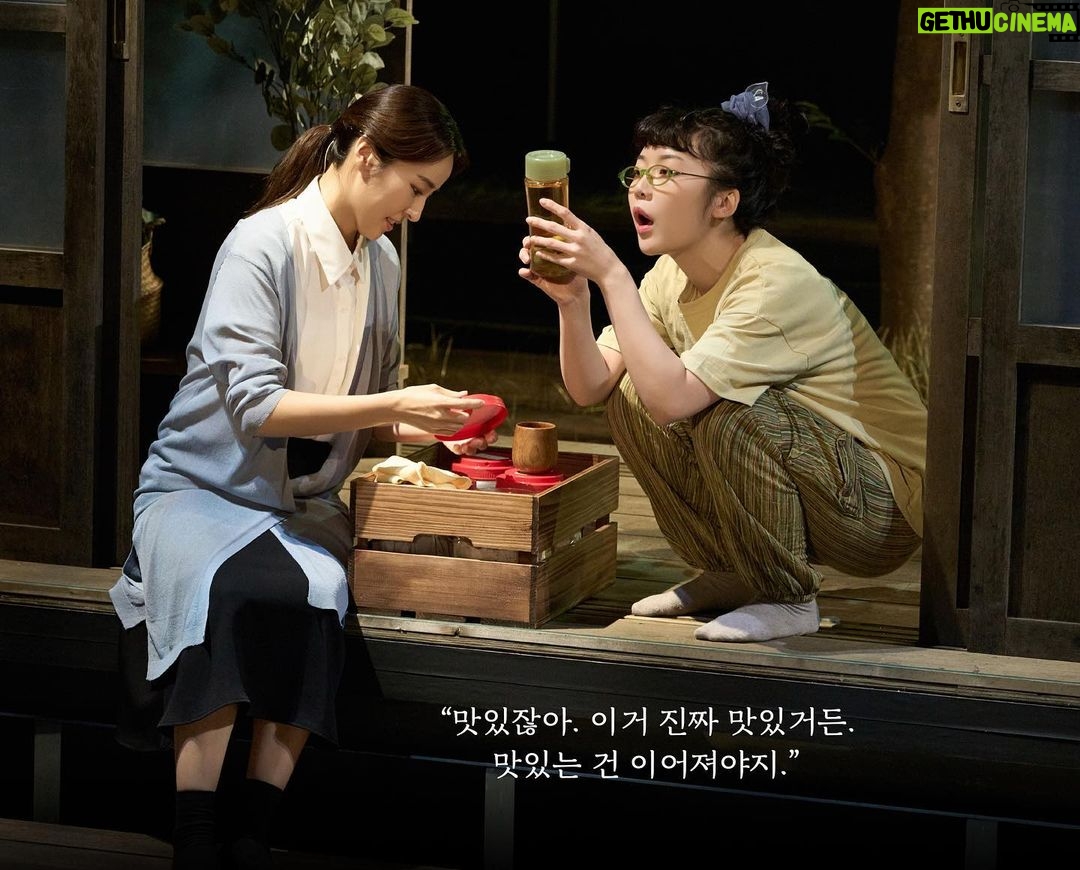 Han Hye-jin Instagram - 바닷마을에 찾아와 주신 모든 관객분들께 진심으로 감사드립니다. 여러분들의 넘치는 응원과 사랑에 첫 연극을 잘 마칠 수 있었어요. 아름답고 따뜻한 바닷마을 사람들과의 여정은 그저 행복하기만 했습니다. 바닷 가 어느 마을에서 동생들과 씩씩하게 살아 갈 ‘사치’를 잘 떠나보내고 또 좋은 작품으로 인사 드릴게요. 따뜻한 연말 보내시고 한 해 잘 마무리 하시길 바래요. ^^ “아름다운 걸 아름답다고 할 수 있어서 기뻐..“ #바닷마을다이어리 #연극바닷마을다이어리