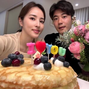 Han Hye-jin Instagram - 식구들과 집에서 조촐히 생일파티 🎂♥️
🥰
