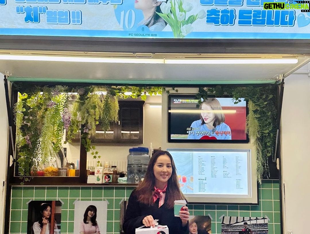 Han Hye-jin Instagram - #fcseoul #서울라이트 🖤♥️ 이렇게 감동을 주시면 어떡하나요 😭 오랜기간 준비 하셨다고 들었어요. 정말 깜짝 놀랐고 여러분들 덕분에 오늘 힘내서 공연 잘 마쳤습니다! 배우들 스텝들 모두 커피, 과일 맛있게 잘 먹었어요! 진심으로 감사드립니다 🙏🏻 감동적인 메세지와 166개의 롤링페이퍼 소중히 하나하나 잘 읽을게요! 끝까지 힘내서 잘 해낼게요! 감사합니다! 사랑합니다 🖤♥️ 저도 영원한 fc seoul fan 이에요 🥰 오늘 남편이 시온이랑 한번 더 공연보러 왔었는데 같이 감동했네요🙏🏻