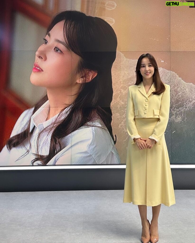 Han Hye-jin Instagram - JTBC #뉴스룸 오늘 저녁 6시 연극 #바닷마을다이어리 이야기 나누고왔어요. 많이 시청해 주세요 🥰 너무 예쁘셔서 깜짝 놀란 #강지영앵커 님과도 한 컷😍