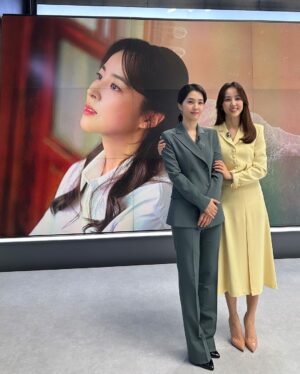 Han Hye-jin Instagram - JTBC #뉴스룸 오늘 저녁 6시
연극 #바닷마을다이어리 이야기 나누고왔어요. 많이 시청해 주세요 🥰
너무 예쁘셔서 깜짝 놀란 #강지영앵커 님과도 한 컷😍
