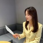 Han Hye-jin Instagram - JTBC #뉴스룸 오늘 저녁 6시 연극 #바닷마을다이어리 이야기 나누고왔어요. 많이 시청해 주세요 🥰 너무 예쁘셔서 깜짝 놀란 #강지영앵커 님과도 한 컷😍