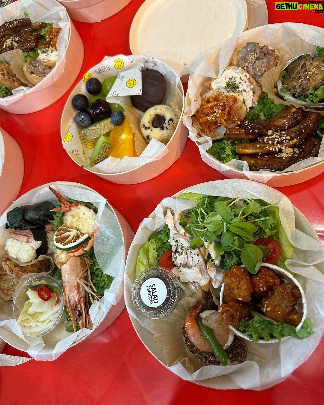 Han Hye-jin Instagram - #사랑의도시락 #연극바닷마을다이어리 #남편의서프라이즈선물🎁 #고마워💕 맛있게 잘 먹었어😍❤️ 정말 힘이 난다!! 💪🏻 남자들에게 인기많은 남편 😂 근데 보통 도시락에 내 사진 붙이지 않나? 🤣