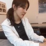 Han Hye-jin Instagram - 올리지도 않는 빵사진을 저렇게 진지하게 찍고 있었네? ㅎ photo by 성용