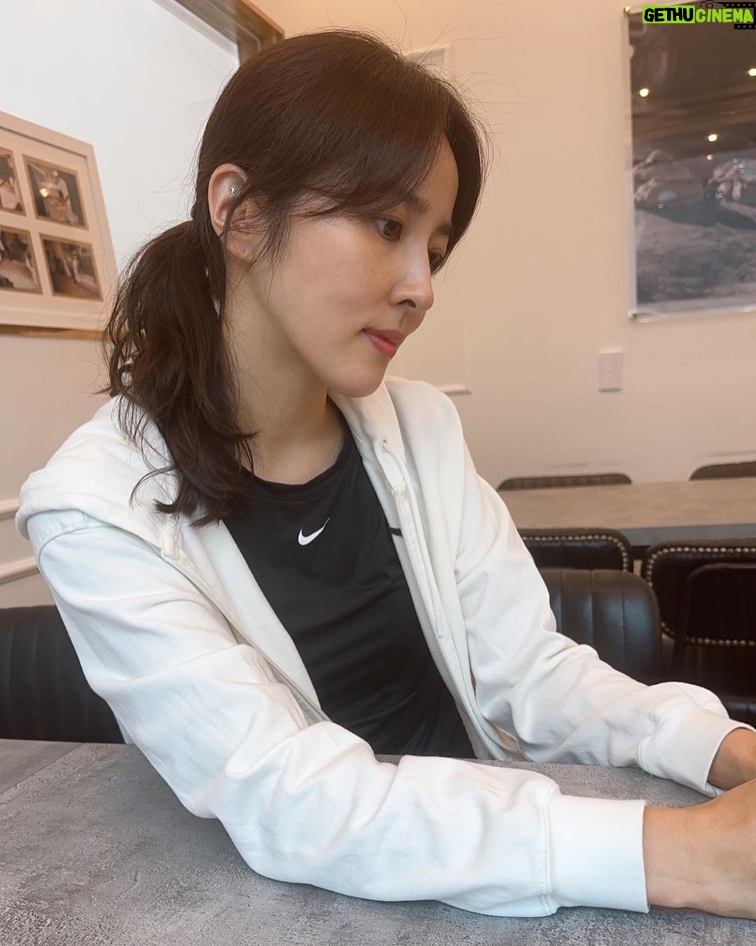 Han Hye-jin Instagram - 올리지도 않는 빵사진을 저렇게 진지하게 찍고 있었네? ㅎ photo by 성용