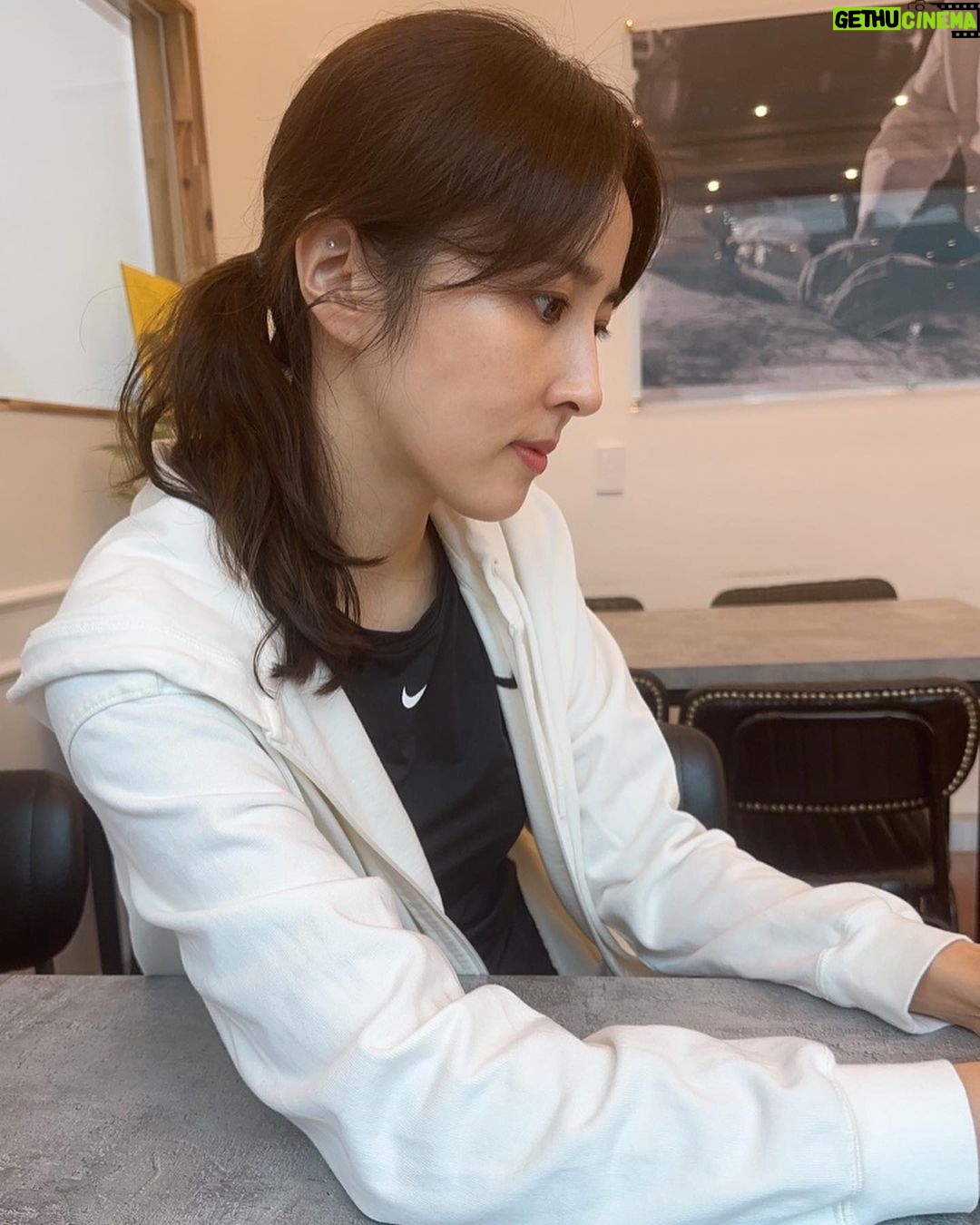 Han Hye-jin Instagram - 올리지도 않는 빵사진을 저렇게 진지하게 찍고 있었네? ㅎ photo by 성용