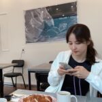 Han Hye-jin Instagram - 올리지도 않는 빵사진을 저렇게 진지하게 찍고 있었네? ㅎ photo by 성용