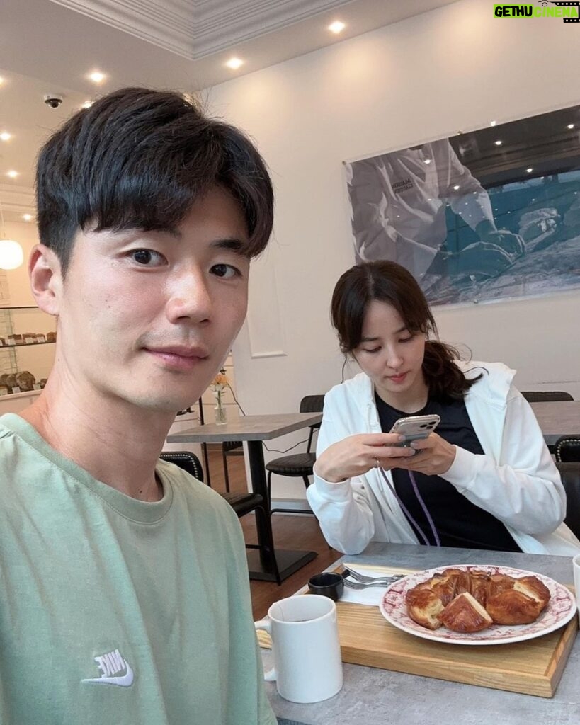 Han Hye-jin Instagram - 올리지도 않는 빵사진을 저렇게 진지하게 찍고 있었네? ㅎ photo by 성용
