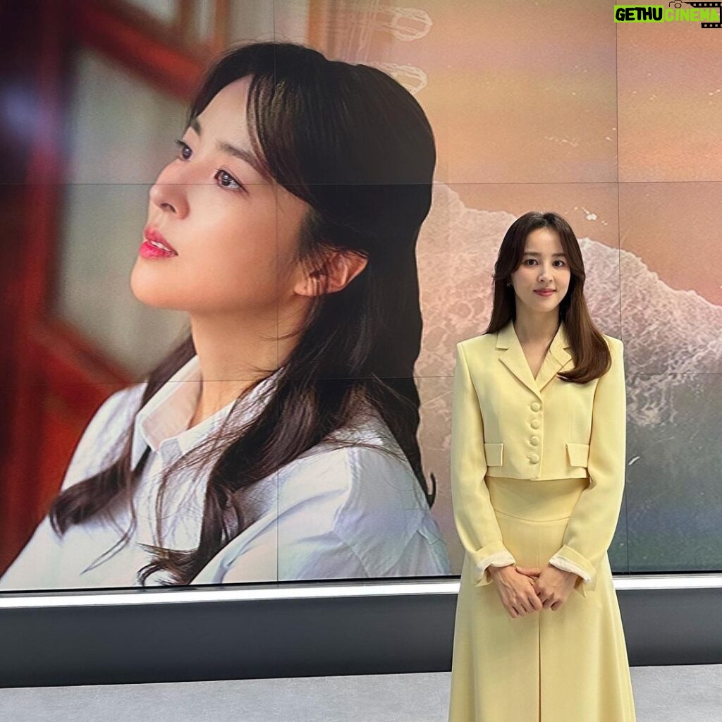Han Hye-jin Instagram - JTBC #뉴스룸 오늘 저녁 6시 연극 #바닷마을다이어리 이야기 나누고왔어요. 많이 시청해 주세요 🥰 너무 예쁘셔서 깜짝 놀란 #강지영앵커 님과도 한 컷😍