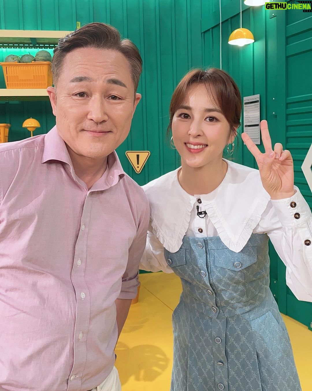Han Hye-jin Instagram - #장바구니집사들 오늘 밤 10시에 또 찾아가요 함께 해 주세요 ^^ 주말 잘 보내시고요💙 항시적으로다가 엄청 예뻐버려 #박세미 님 멋진 #표창원 교수님과 😍
