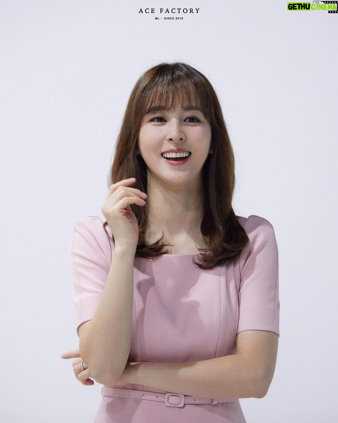 Han Hye-jin Instagram - #장바구니집사들 포스터촬영 중에 🥰 날씨가 많이 덥네요~ 더위 조심하시고 오늘 밤 10시에도 저희와 함께해 주세요☺️💕 좋은 하루 보내세요~