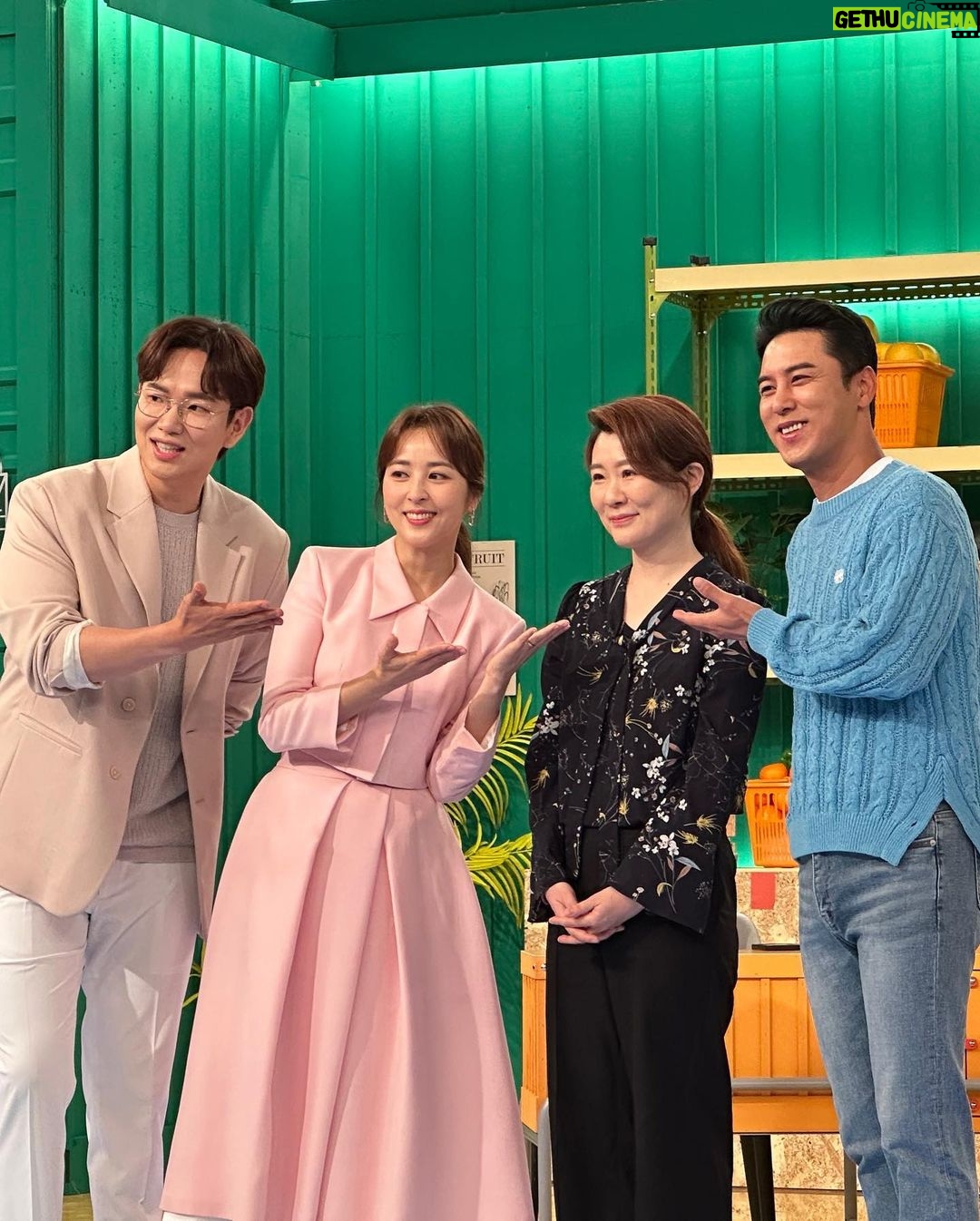 Han Hye-jin Instagram - #장바구니집사들 part 1 5월24, 25, 26일 밤 10시 KBS1 3일 연속 방송! 오늘 밤 10시 첫 방송 함께 해 주세요 💚 감사합니다 💕