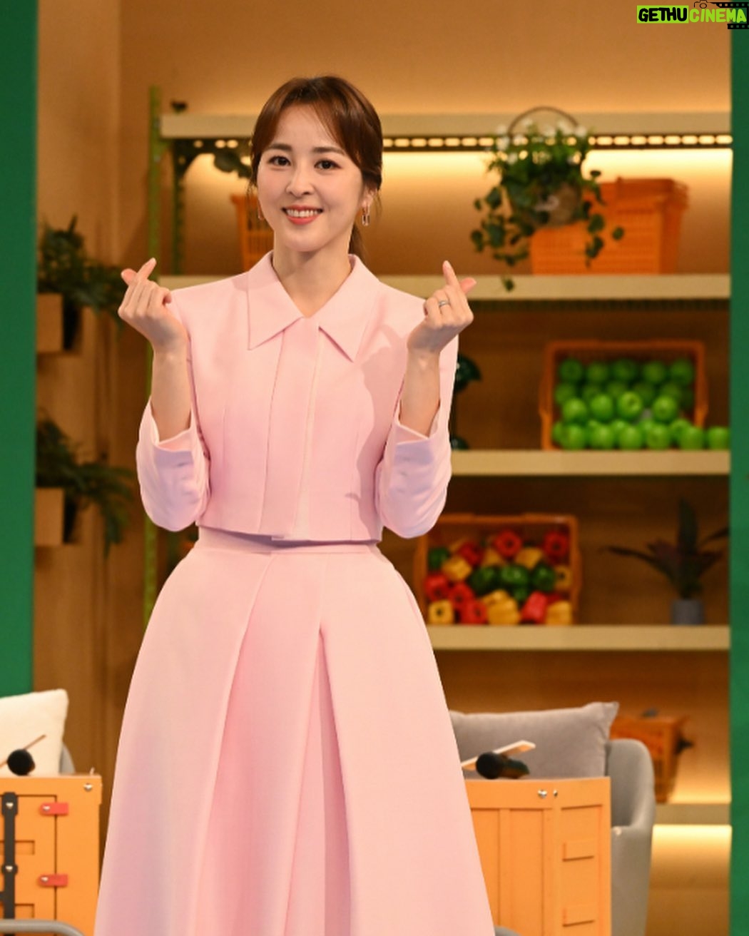 Han Hye-jin Instagram - #장바구니집사들 part 1 5월24, 25, 26일 밤 10시 KBS1 3일 연속 방송! 오늘 밤 10시 첫 방송 함께 해 주세요 💚 감사합니다 💕