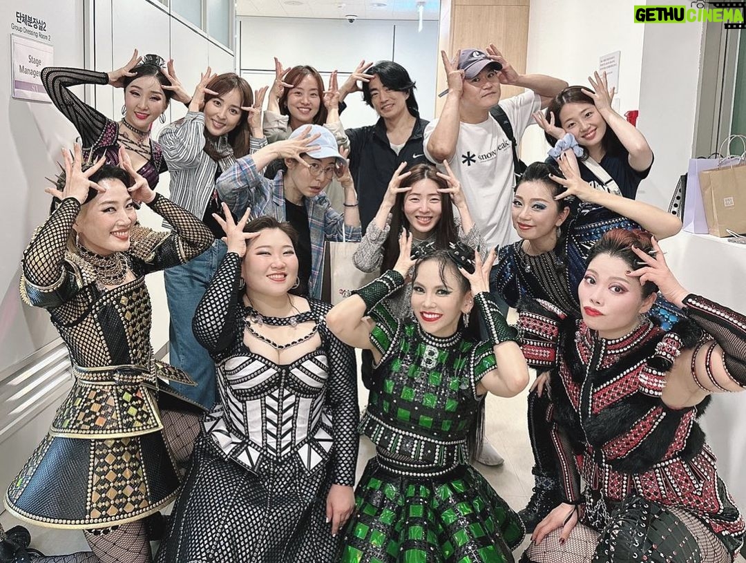 Han Hye-jin Instagram - #뮤지컬식스 #식스더뮤지컬 #신성한이혼 팀과 방피디 유주혜배우 공연 보고왔어요 ^^ 오랜만에 보고싶었던 지우도 @jennifer_luanari 만나고 여섯 왕비님들께 정말 푹 빠져서 왔네요👍🏻👍🏻 가창력, 퍼포먼스, 의상, 밴드 분들까지 진짜 최고 👏🏻👏🏻👏🏻 6월말까지 하는 공연 꼭꼭 보러 가보세요~ 강추해요!! 👑👸 주혜야 좋은 공연 초대해줘서 정말 고마워💙 지우야 진짜 멋지다💚