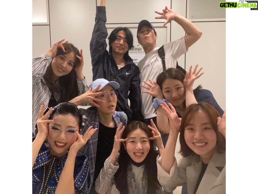 Han Hye-jin Instagram - #뮤지컬식스 #식스더뮤지컬 #신성한이혼 팀과 방피디 유주혜배우 공연 보고왔어요 ^^ 오랜만에 보고싶었던 지우도 @jennifer_luanari 만나고 여섯 왕비님들께 정말 푹 빠져서 왔네요👍🏻👍🏻 가창력, 퍼포먼스, 의상, 밴드 분들까지 진짜 최고 👏🏻👏🏻👏🏻 6월말까지 하는 공연 꼭꼭 보러 가보세요~ 강추해요!! 👑👸 주혜야 좋은 공연 초대해줘서 정말 고마워💙 지우야 진짜 멋지다💚