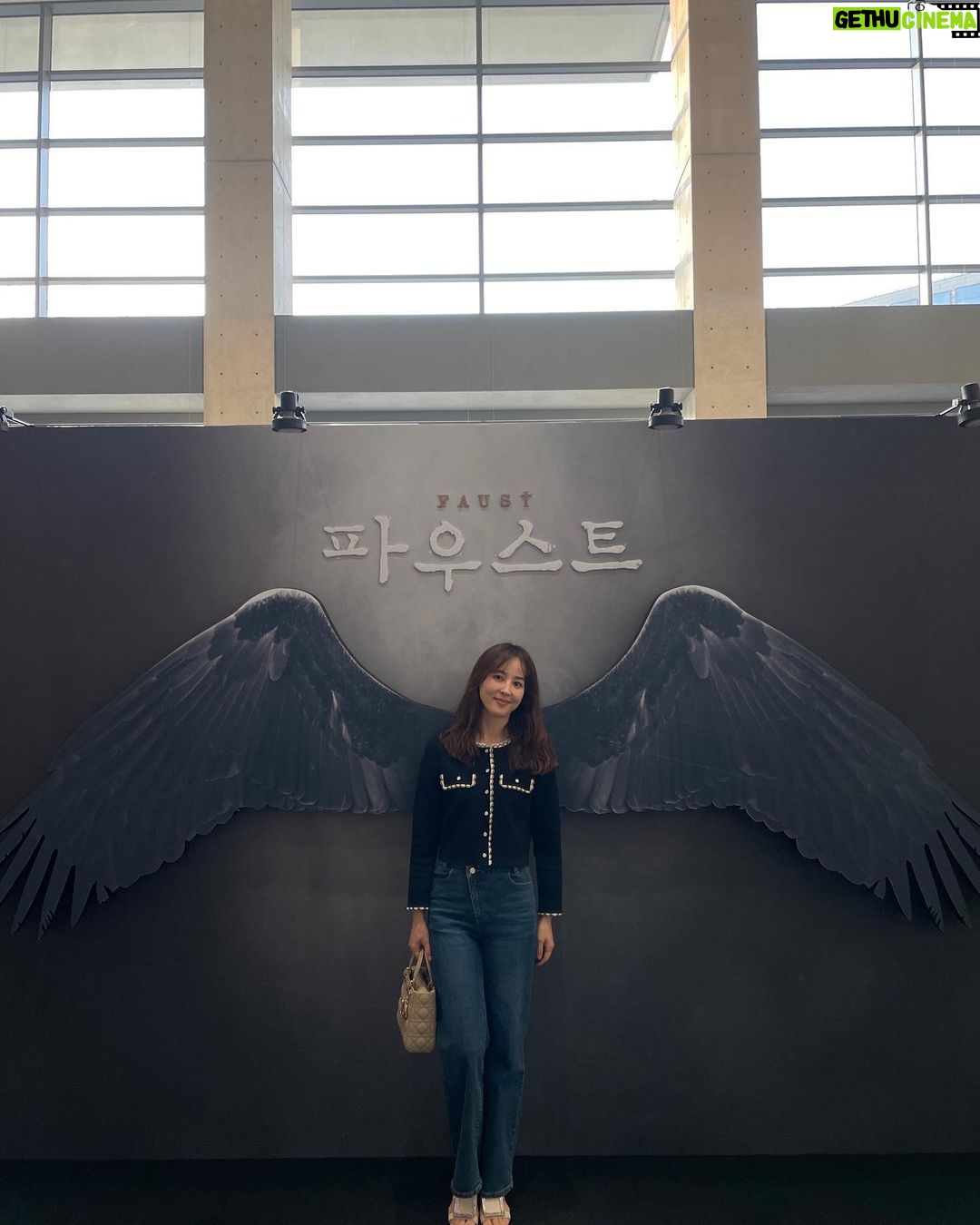Han Hye-jin Instagram - #파우스트 궁금하고 보고싶었던 연극인데 경화언니 덕분에 눈호강 귀호강했네요. 배우님들의 뛰어난 연기에 세시간이 진짜 짧게 느껴졌어요. 좋은 공연 감사합니다.🙌🏻 경화언니 정말 멋져요. 언니의 도전을 응원해요😀❤️