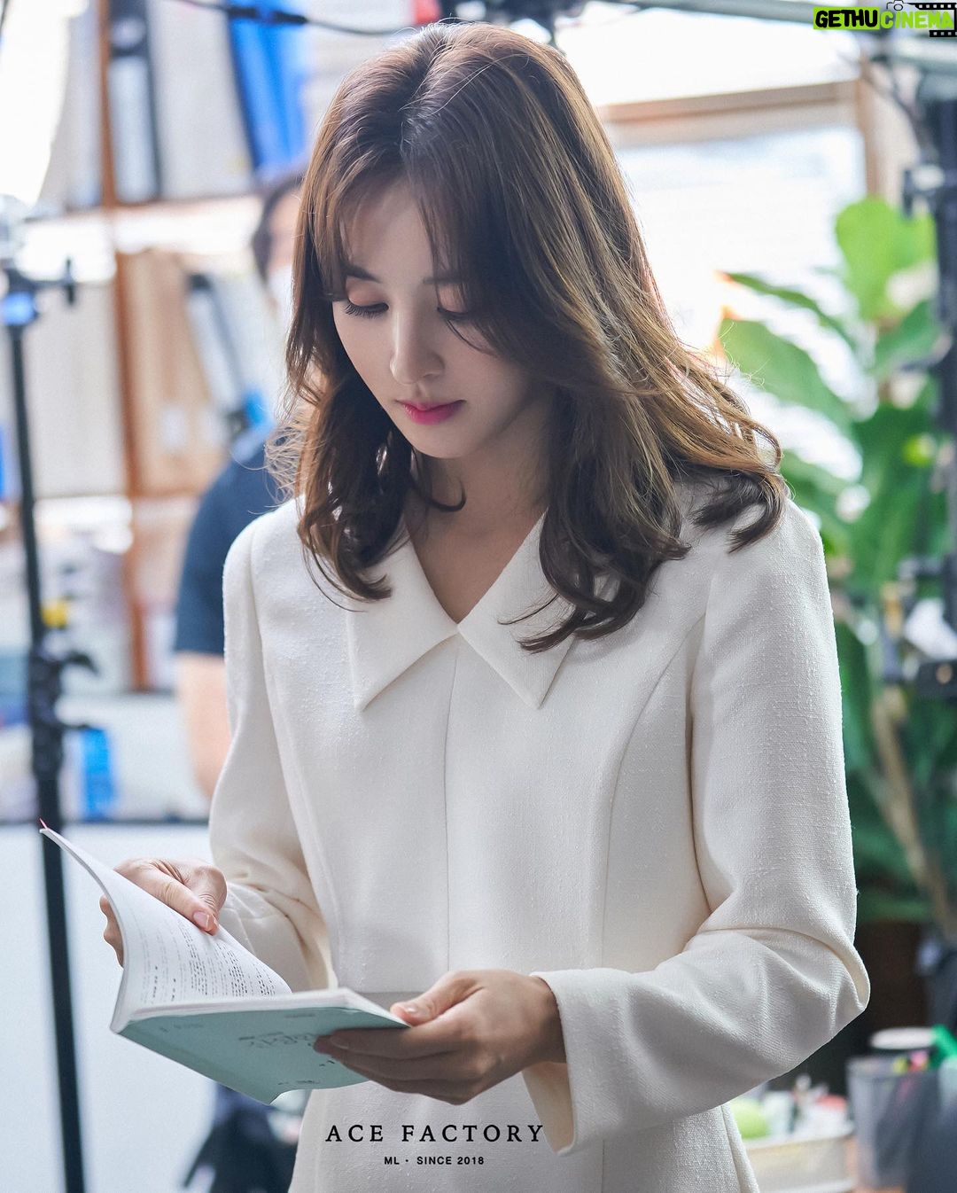 Han Hye-jin Instagram - #신성한이혼 #토일밤10시30분 🫣🙏🏻
