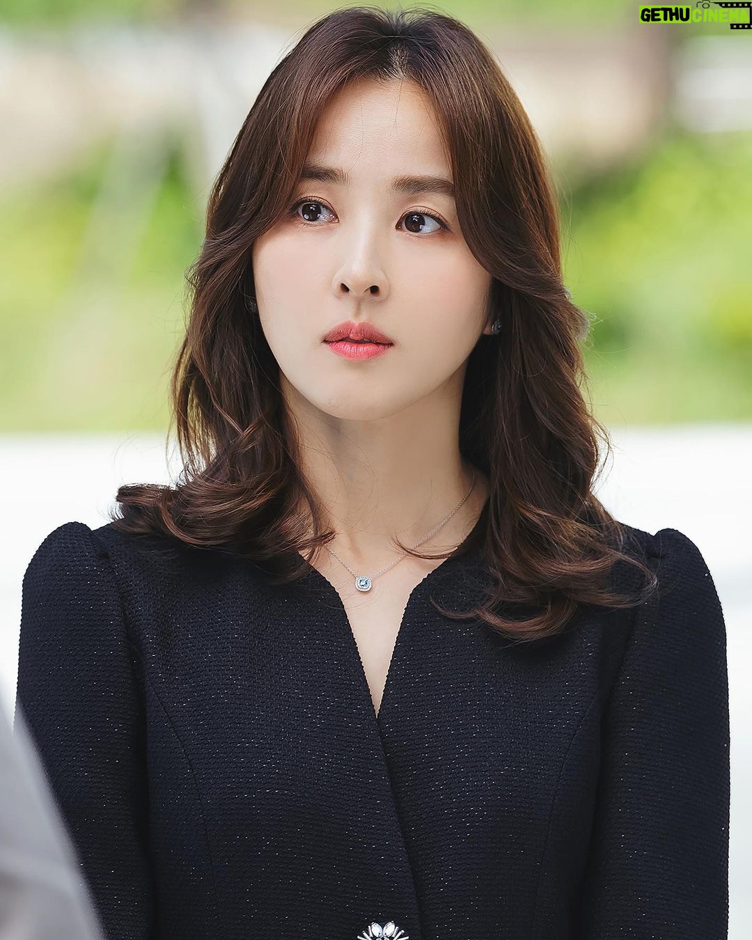 Han Hye-jin Instagram - #신성한이혼 #토일밤10시30분 🫣🙏🏻