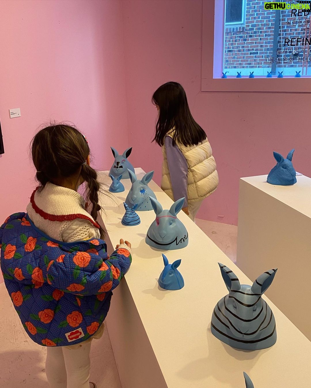 Han Hye-jin Instagram - #토끼전 #가로수길 #신사하우스 🐰🐇 오늘이 마지막 날. 끝나기 전에 다녀와서 다행이다. 아이들 보여주려고 왔지만 아이들없이 더 오래 보고싶었던 전시😆 전시 참 좋았다👍🏻