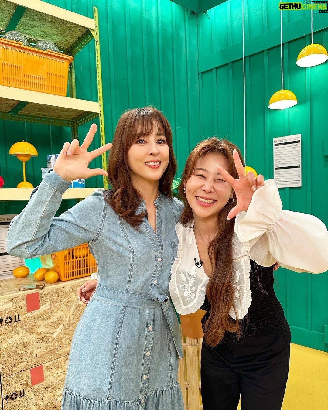Han Hye-jin Instagram - #장바구니집사들 오늘 밤 10시에 또 찾아가요 함께 해 주세요 ^^ 주말 잘 보내시고요💙 항시적으로다가 엄청 예뻐버려 #박세미 님 멋진 #표창원 교수님과 😍