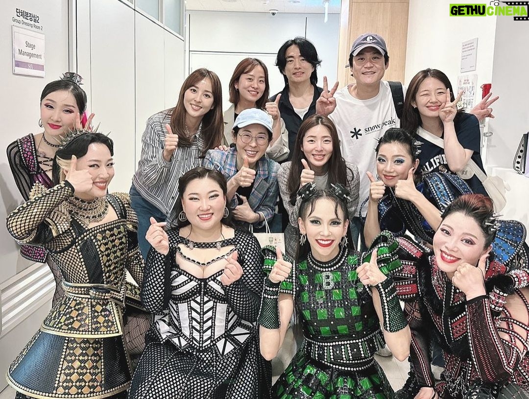 Han Hye-jin Instagram - #뮤지컬식스 #식스더뮤지컬 #신성한이혼 팀과 방피디 유주혜배우 공연 보고왔어요 ^^ 오랜만에 보고싶었던 지우도 @jennifer_luanari 만나고 여섯 왕비님들께 정말 푹 빠져서 왔네요👍🏻👍🏻 가창력, 퍼포먼스, 의상, 밴드 분들까지 진짜 최고 👏🏻👏🏻👏🏻 6월말까지 하는 공연 꼭꼭 보러 가보세요~ 강추해요!! 👑👸 주혜야 좋은 공연 초대해줘서 정말 고마워💙 지우야 진짜 멋지다💚
