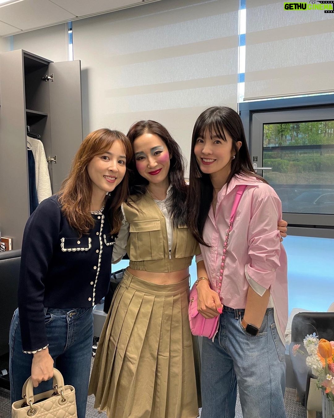 Han Hye-jin Instagram - #파우스트 궁금하고 보고싶었던 연극인데 경화언니 덕분에 눈호강 귀호강했네요. 배우님들의 뛰어난 연기에 세시간이 진짜 짧게 느껴졌어요. 좋은 공연 감사합니다.🙌🏻 경화언니 정말 멋져요. 언니의 도전을 응원해요😀❤️