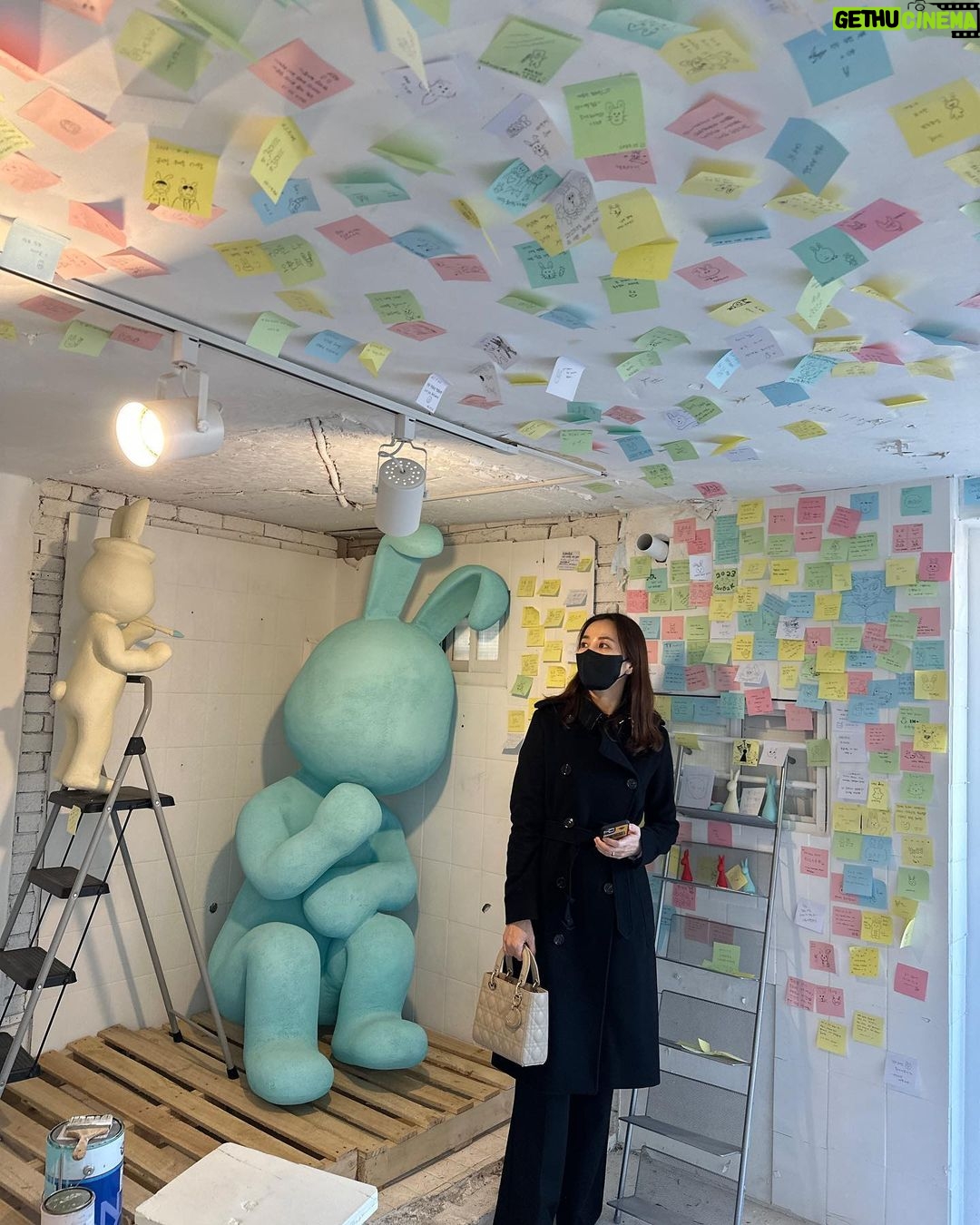 Han Hye-jin Instagram - #토끼전 #가로수길 #신사하우스 🐰🐇 오늘이 마지막 날. 끝나기 전에 다녀와서 다행이다. 아이들 보여주려고 왔지만 아이들없이 더 오래 보고싶었던 전시😆 전시 참 좋았다👍🏻