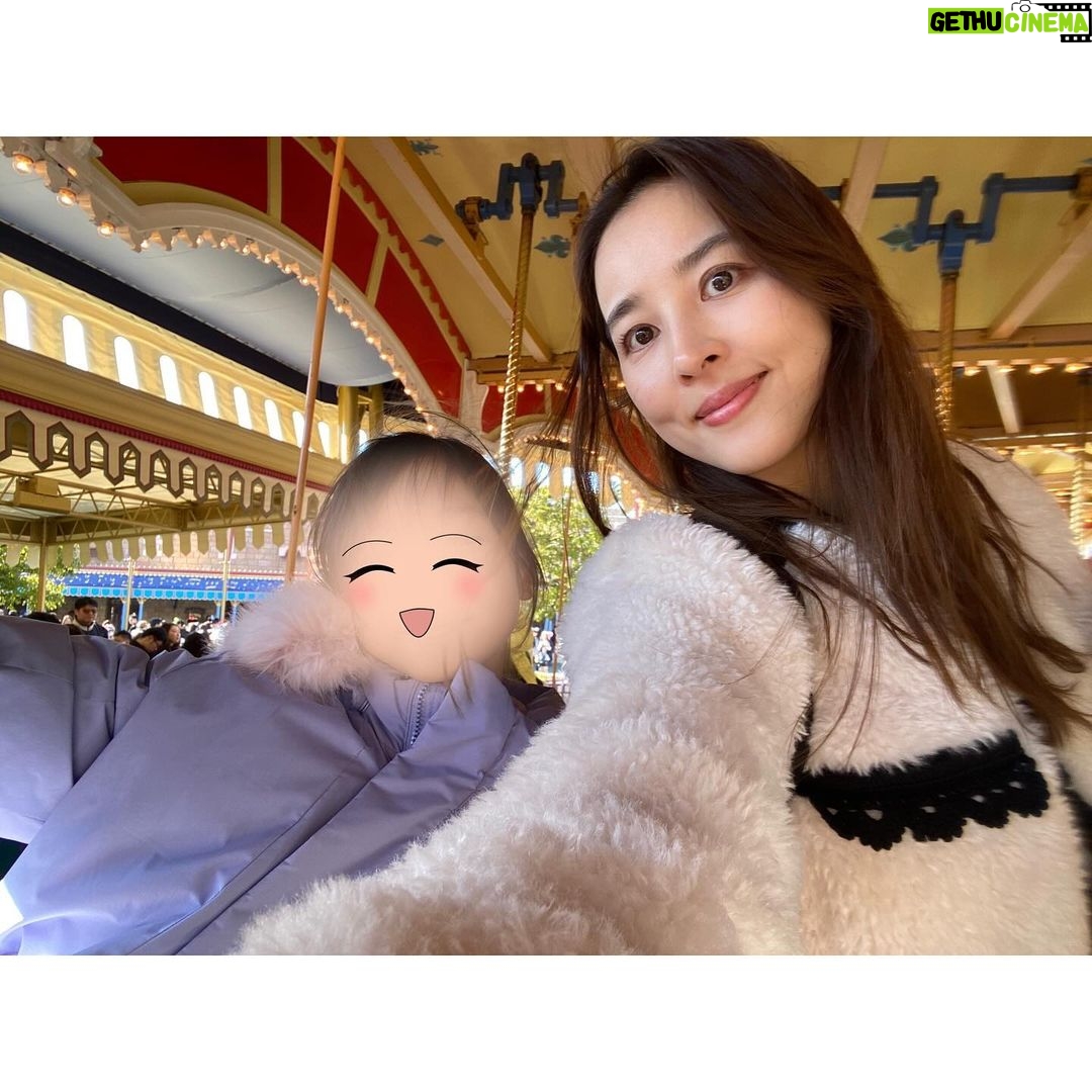 Han Hye-jin Instagram - #tokyodisneyland ❤️ 도라에몽 가방과 한 몸이 된 날 🤩 좋은 사람들과 즐거웠던 시간 🫶🏻 아빠 엄마랑 간 여행보다 더 좋았다고.. 솔직하네 우리 딸 😆