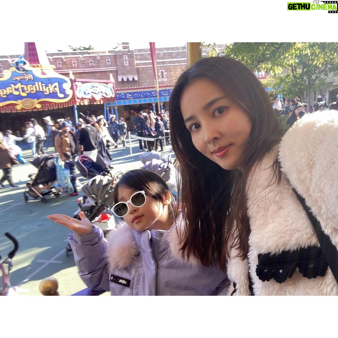 Han Hye-jin Instagram - #tokyodisneyland ❤️ 도라에몽 가방과 한 몸이 된 날 🤩 좋은 사람들과 즐거웠던 시간 🫶🏻 아빠 엄마랑 간 여행보다 더 좋았다고.. 솔직하네 우리 딸 😆