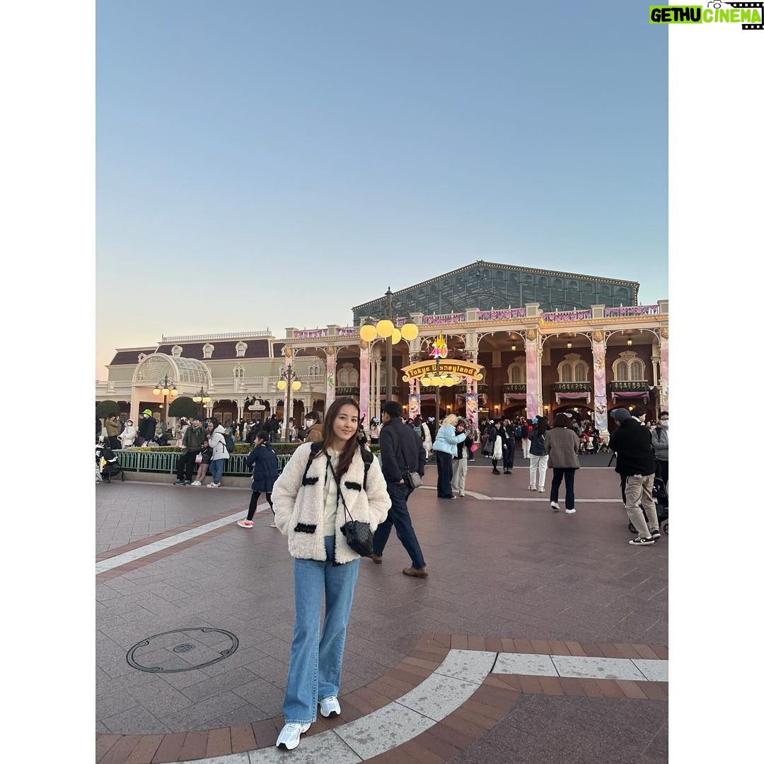 Han Hye-jin Instagram - #tokyodisneyland ❤️ 도라에몽 가방과 한 몸이 된 날 🤩 좋은 사람들과 즐거웠던 시간 🫶🏻 아빠 엄마랑 간 여행보다 더 좋았다고.. 솔직하네 우리 딸 😆