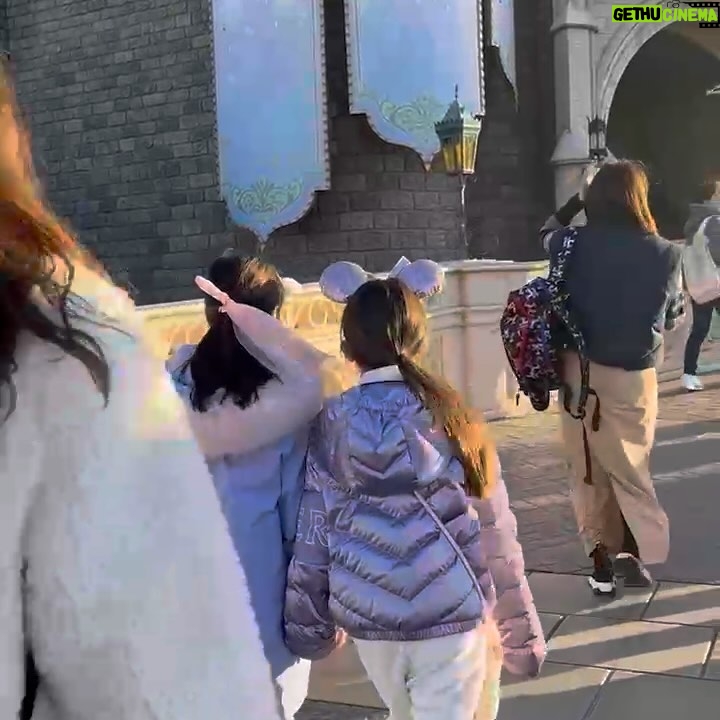 Han Hye-jin Instagram - #tokyodisneyland ❤️ 도라에몽 가방과 한 몸이 된 날 🤩 좋은 사람들과 즐거웠던 시간 🫶🏻 아빠 엄마랑 간 여행보다 더 좋았다고.. 솔직하네 우리 딸 😆