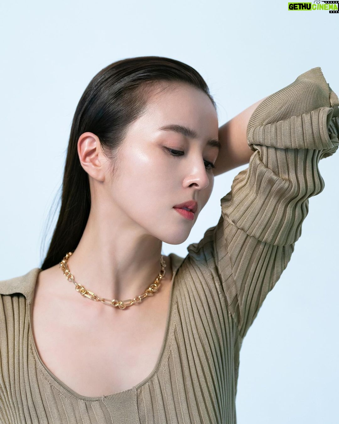 Han Hye-jin Instagram - #acefactory 네이버 포스트에 올라 온 화보 비하인드컷📸 #겔랑 #guerlain #오키드임페리얼골드노빌레 🤍💛😀