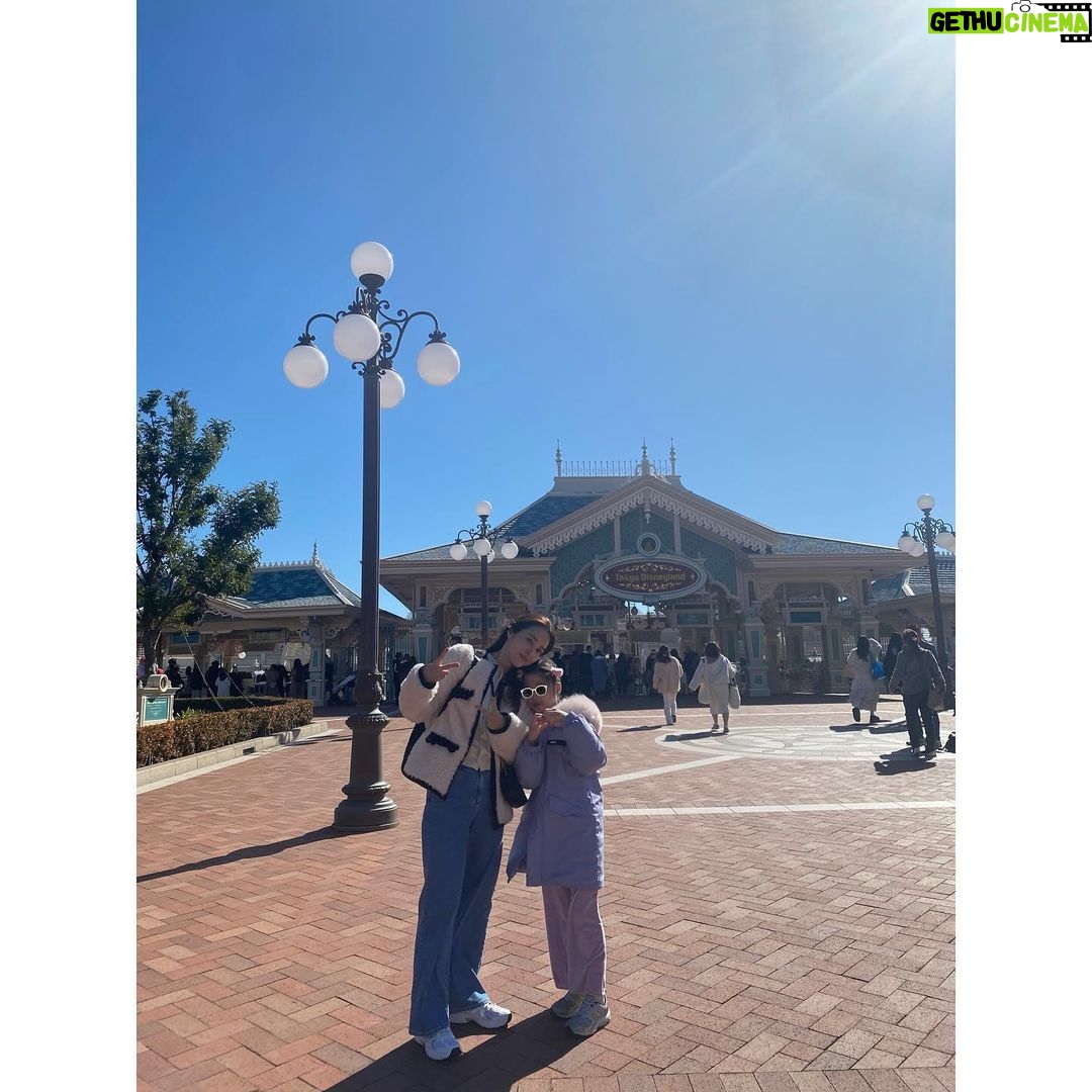 Han Hye-jin Instagram - #tokyodisneyland ❤️ 도라에몽 가방과 한 몸이 된 날 🤩 좋은 사람들과 즐거웠던 시간 🫶🏻 아빠 엄마랑 간 여행보다 더 좋았다고.. 솔직하네 우리 딸 😆