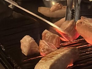 Han Ji-hye Instagram - 편스토랑은 정말 너무 좋아요. 다 너무 좋으신 분들과 함께 어렵게 시간내어 만나 사는 이야기들 소탈하게 나누고 서로 응원하고 힘얻고. 넘 감사하네요 🙏🏻🫶🏻 편스토랑 맛잘알 출연진 분들 덕에 맛있는 제주 귤 (제주홍보대사 수홍오라버니) , 매년겨울 꼭 먹어야 하는 맛난 과메기 (천사 별언니), 명품 중식!!! 울 연복쉐프님의 팔보채까지!! 나눠먹고 따수운 겨울입니다. 사랑하는 윤아언니, 최고의 엠씨 붐 선배님, 사랑스런 지은씨와 똑순이 보라 모두 감사해요 정말로! 금돼지식당 - Gold Pig