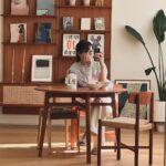 Han Ji-hye Instagram - 집을 까페처럼 꾸며놓으니 간단히 차린 최애 밥상이 근사한 브런치가 된다 1. 유라의 미미 들으며 점심 2. 귀척 ㅋ 3. 여기저기 들고다니며 분위기 좋게 음악감상 하기 좋은 @transpa.rent 포터블 오디오 4. 독서및휴게공간 ㅋ 5. 최애 점심메뉴 (닭안심구이샐러드와 들기름비빔밥) 6. 오전내내 윤슬이 지난 책정리 새로들인 책정리 🔥