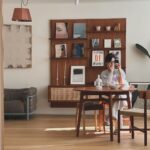 Han Ji-hye Instagram - 집을 까페처럼 꾸며놓으니 간단히 차린 최애 밥상이 근사한 브런치가 된다 1. 유라의 미미 들으며 점심 2. 귀척 ㅋ 3. 여기저기 들고다니며 분위기 좋게 음악감상 하기 좋은 @transpa.rent 포터블 오디오 4. 독서및휴게공간 ㅋ 5. 최애 점심메뉴 (닭안심구이샐러드와 들기름비빔밥) 6. 오전내내 윤슬이 지난 책정리 새로들인 책정리 🔥