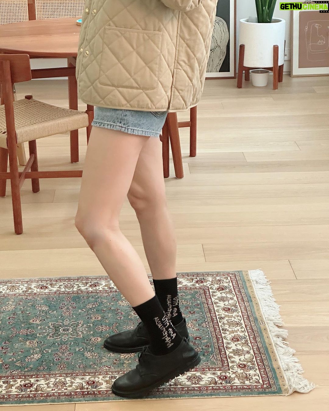 Han Ji-hye Instagram - 안녕하세요! 제가 홍보대사로 있는 물 전문 NGO 팀앤팀에서 식물성오가닉 양말을 판매하고 있어요! 양말의 무늬는 케냐 투르카나 지역 족장님이 직접 작성한 지혜의 문장이라고 해요. 수익금 전액이!! 기후 변화로 심각한 가뭄을 겪고 있는 아프리카에 깨끗한 물을 전달하는 데 사용된다고 하니 사랑하는 분들에게 의미 있는 선물로 어떨까요? 팀앤팀 인스타 가시면 프로필에 구매 링크가 있어요! @teamandteam 기부도 하고 예쁜 양말도 신을 수 있는 기회!!! 많은 관심 부탁드립니다~😊 💕💕🫶🏻