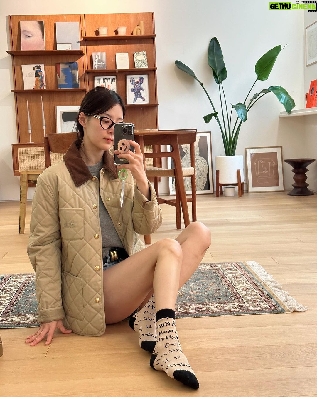 Han Ji-hye Instagram - 안녕하세요! 제가 홍보대사로 있는 물 전문 NGO 팀앤팀에서 식물성오가닉 양말을 판매하고 있어요! 양말의 무늬는 케냐 투르카나 지역 족장님이 직접 작성한 지혜의 문장이라고 해요. 수익금 전액이!! 기후 변화로 심각한 가뭄을 겪고 있는 아프리카에 깨끗한 물을 전달하는 데 사용된다고 하니 사랑하는 분들에게 의미 있는 선물로 어떨까요? 팀앤팀 인스타 가시면 프로필에 구매 링크가 있어요! @teamandteam 기부도 하고 예쁜 양말도 신을 수 있는 기회!!! 많은 관심 부탁드립니다~😊 💕💕🫶🏻