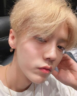 Lu Han Instagram - 回到大都市啦 哈哈 😄