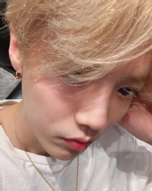 Lu Han Instagram - 回到大都市啦 哈哈 😄