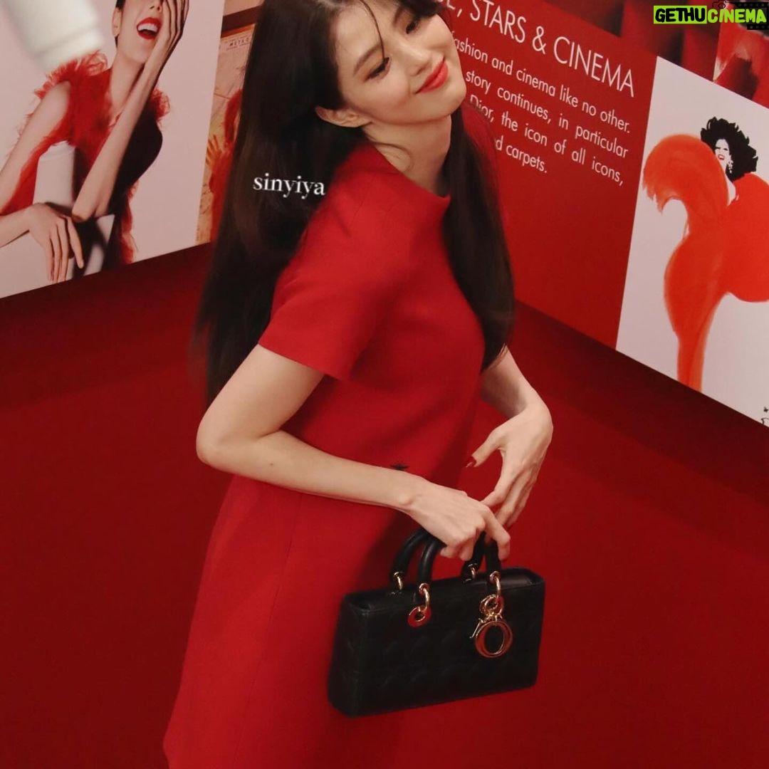 Han So-hee Instagram - 사랑이 넘치는 나의 소사모들과 디올💋💋💋💋 #루즈디올 #디올립스틱 #RougeDior @diorbeauty