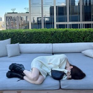Han So-hee Instagram - 새해에도 열심히 노저어 봅시다 어디하나 구멍안나게 쉴땐쉬고 일할땐 일하고 완급조절 필수 (+비타민,끼니거르지말고) 감기조심하세요 2024 어께 피고 정신집중 레츠고