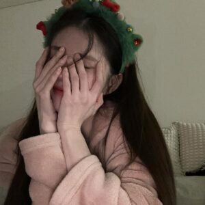 Han So-hee Instagram - 새해에도 열심히 노저어 봅시다 어디하나 구멍안나게 쉴땐쉬고 일할땐 일하고 완급조절 필수 (+비타민,끼니거르지말고) 감기조심하세요 2024 어께 피고 정신집중 레츠고