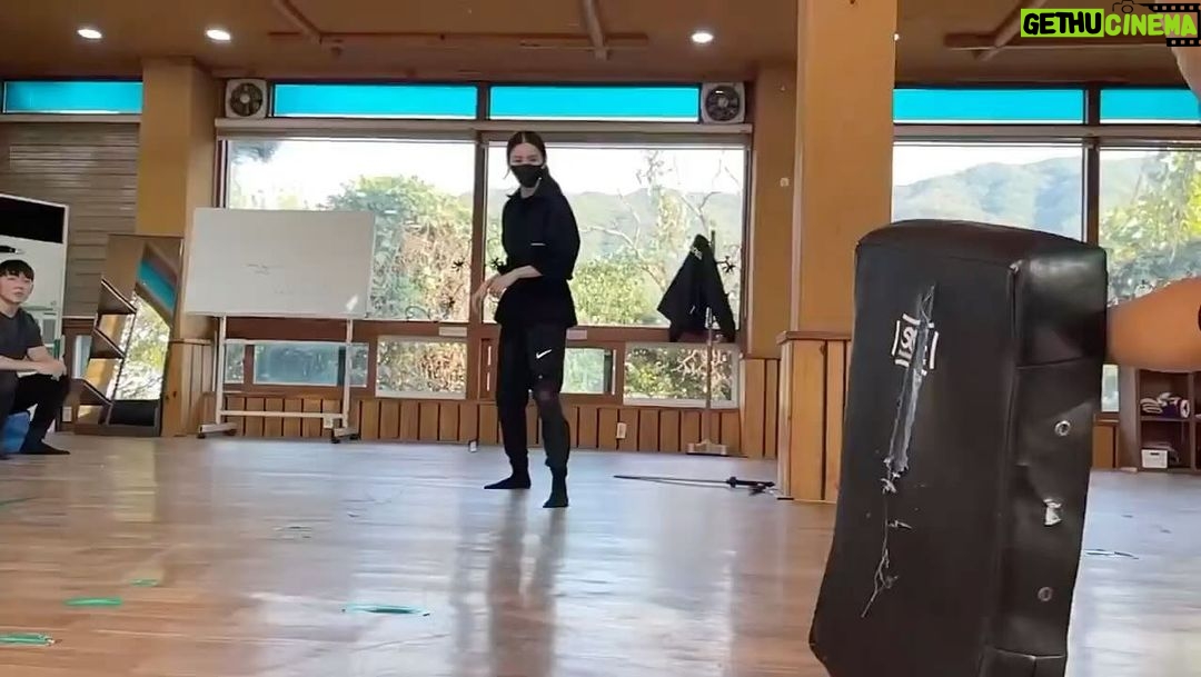 Han So-hee Instagram - @beststunt.official @seungmuk_k 베스트를 위한 채옥 채옥을 위한 베스트 몸치 박치 어르고 달래가며 만들어주신 모든 스턴트배우분들께 감사합니다 ❤️ 애증의 관계 승묵감독님...화이팅..