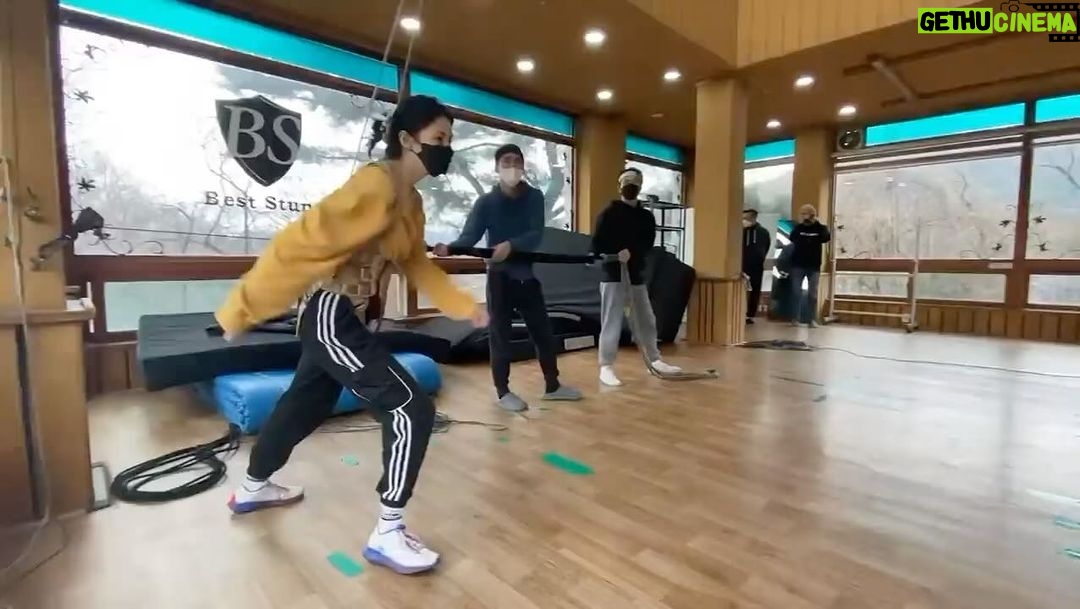 Han So-hee Instagram - @beststunt.official @seungmuk_k 베스트를 위한 채옥 채옥을 위한 베스트 몸치 박치 어르고 달래가며 만들어주신 모든 스턴트배우분들께 감사합니다 ❤️ 애증의 관계 승묵감독님...화이팅..