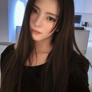 Han So-hee Instagram - 새해에도 열심히 노저어 봅시다 어디하나 구멍안나게 쉴땐쉬고 일할땐 일하고 완급조절 필수 (+비타민,끼니거르지말고) 감기조심하세요 2024 어께 피고 정신집중 레츠고