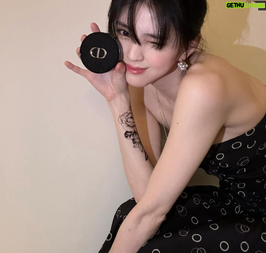Han So-hee Instagram - 🥰 @DiorBeauty #디올뷰티 #디올포에버 #디올쿠션