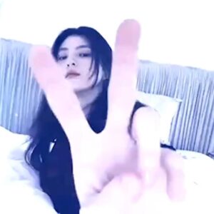 Han So-hee Instagram - 🥳
