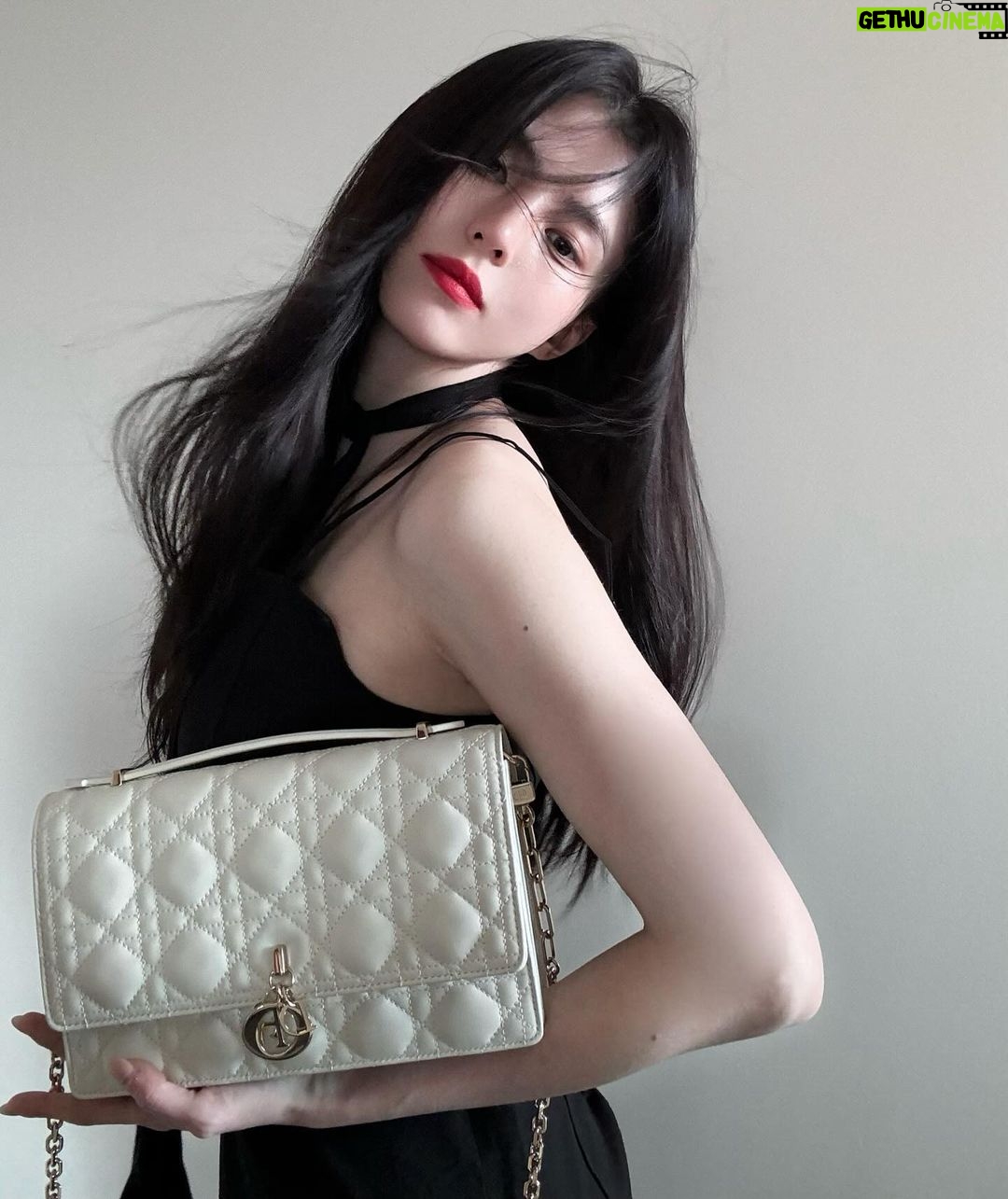 Han So-hee Instagram - #Dior #λμ¬ @dior πΆβπ«οΈ